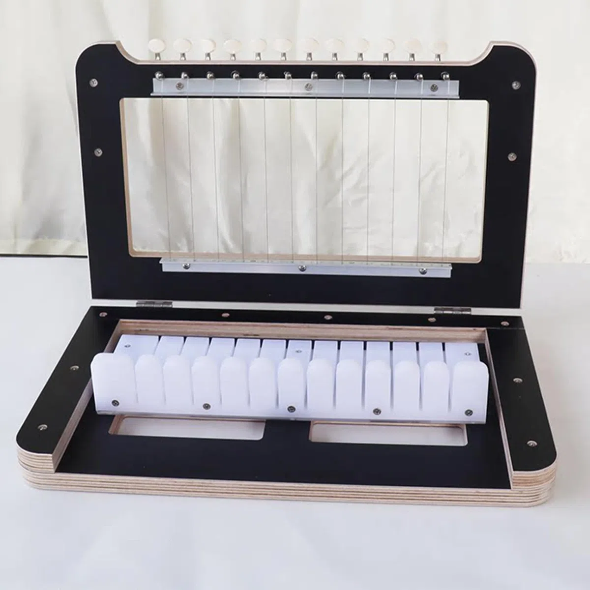 Ce Coupe-Savon Artisanal Permet de découper de 1 à 12 savons, avec Un intervalle de Coupe Fixe de 2,5 cm. C'est Un Outil en Bois idéal pour la Fabrication de Savon, la Taille de Bougies, Le