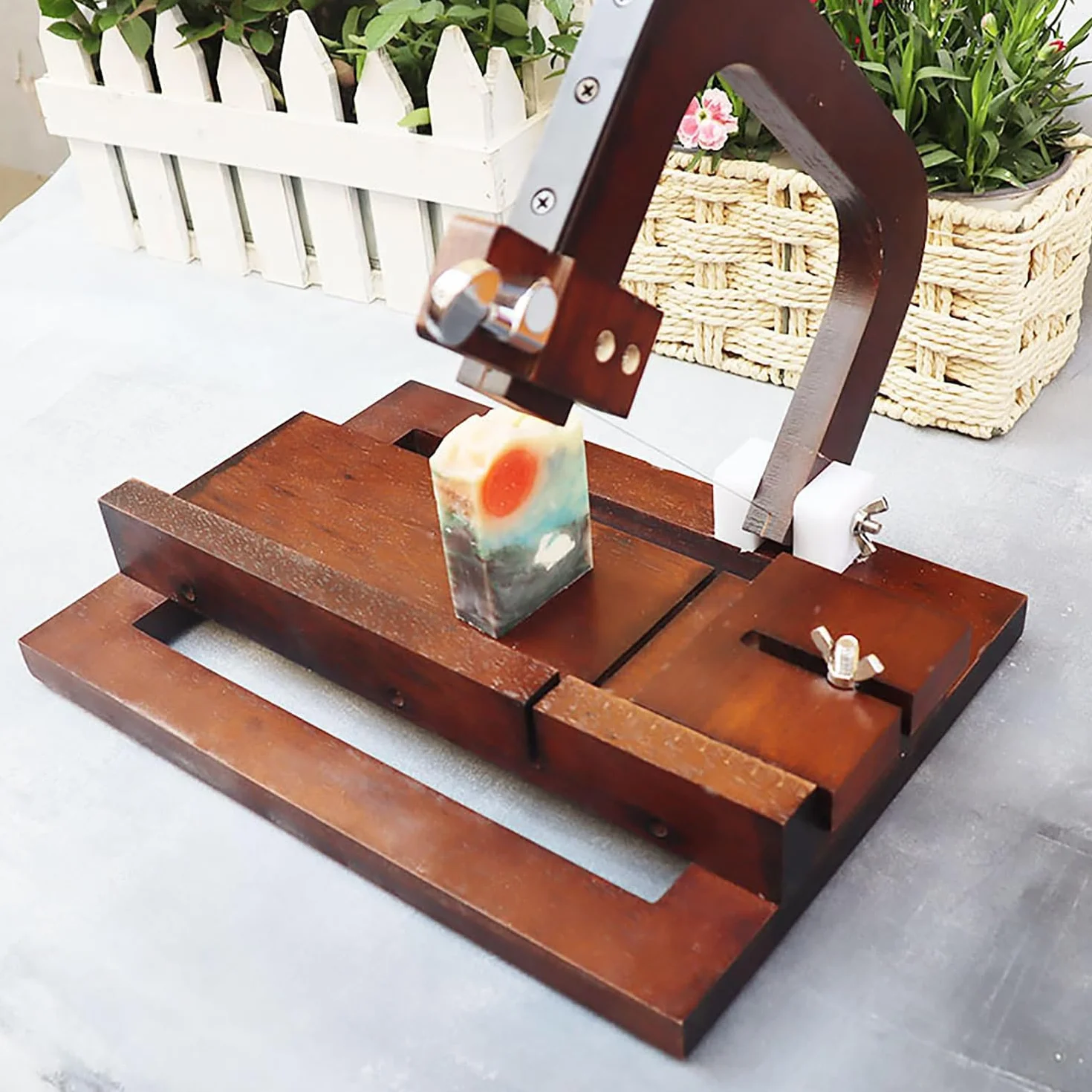 Ce Coupe-Savon en Bois avec Fil d'acier, Lame réglable avec Graduation et 10 Fils remplaçables pour la Fabrication de Savon Maison