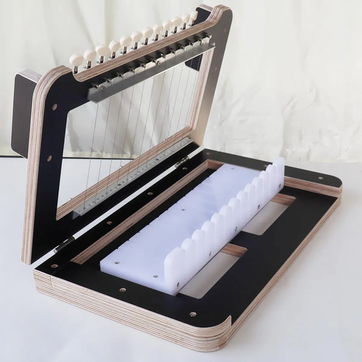 Ce Coupe-Savon Artisanal Permet de découper de 1 à 12 savons, avec Un intervalle de Coupe Fixe de 2,5 cm. C'est Un Outil en Bois idéal pour la Fabrication de Savon, la Taille de Bougies, Le